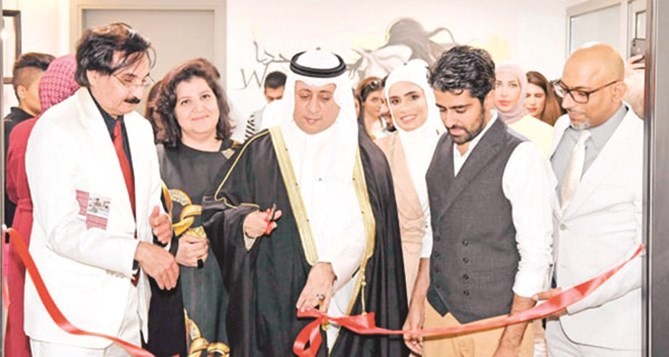 الفنان الراحل عبدالعزيز آرتي أثناء افتتاح أحد معارضه الفنية
