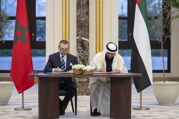 صاحب السمو الشيخ محمد بن زايد آل نهيان رئيس الامارات وملك المغرب الملك محمد السادس يوقعان إعلانا نحو شراكة مبتكرة وراسخة (وام)