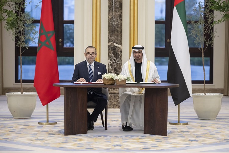 صاحب السمو الشيخ محمد بن زايد آل نهيان رئيس الامارات وملك المغرب الملك محمد السادس بعد التوقيع على إعلانا نحو شراكة مبتكرة وراسخة (وام)