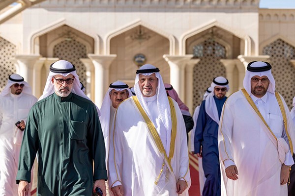 ممثل الأمير يغادر إلى قطر لترؤس وفد البلاد في القمة الخليجية