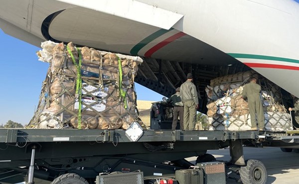 عملية نقل المساعدات الإغاثية الكويتية إلى داخل الطائرة 36 من الجسر الجوي الكويتي