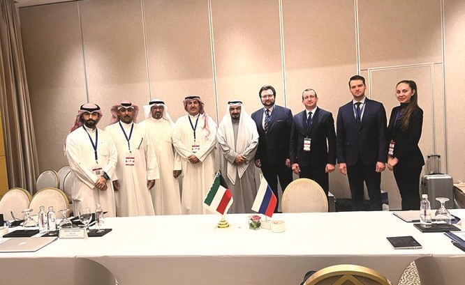 عماد الجلوي وعبدالله الراجحي وأعضاء وفد الكويت لدى توقيع اتفاقية مع روسيا