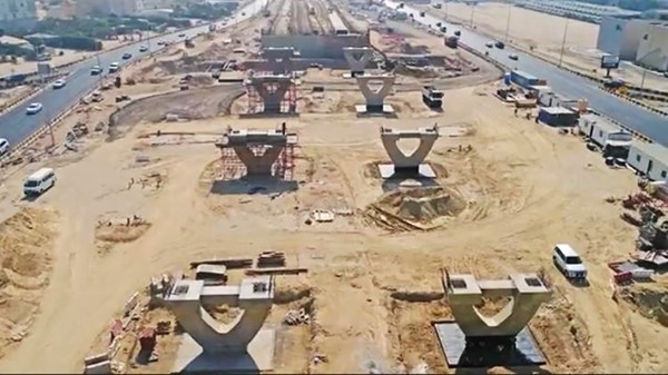 جانب من أعمال البنية التحتية في مشروع شارع الغوص