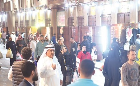 جموع من المواطنين والمقيمين وزوار الكويت في المباركية