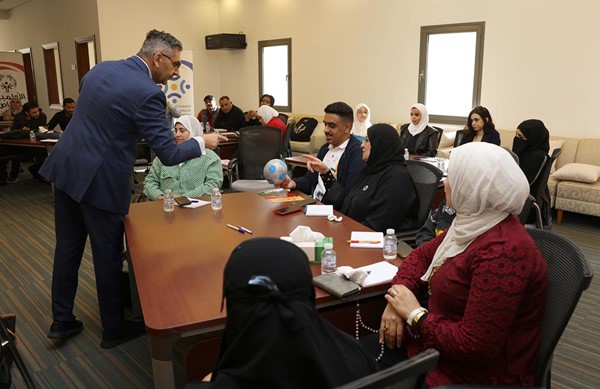  محمد النابلسي متابعاً عددا من المتدربين