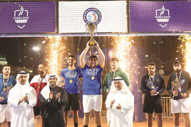 احتفال لاعبي جامعة الخليج بكأس وربة للبادل