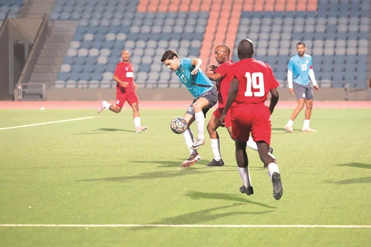 جانب من منافسات دوري كرة القدم بدورة التعليم العالي