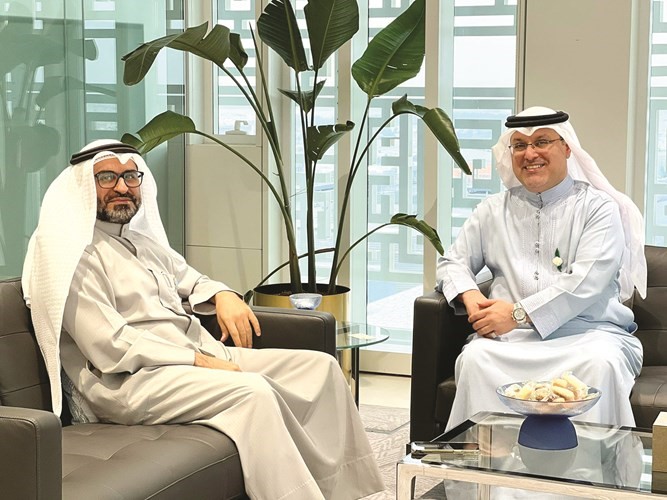 د. مشاري الحربي خلال استقباله السفير صلاح المالكي