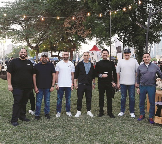 عبدالله التويجري وقتيبة البسام ووليد الصقعبي في لقطة جماعية مع الإدارة العليا لبنك بوبيان أثناء المهرجان