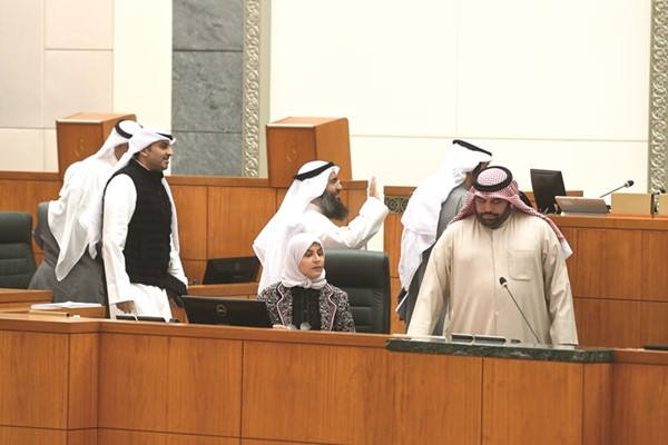 جراح الفوزان وحمد العبيد ومهند الساير وتبدو الأمين العام المساعد لشؤون الجلسات حنان القلاف