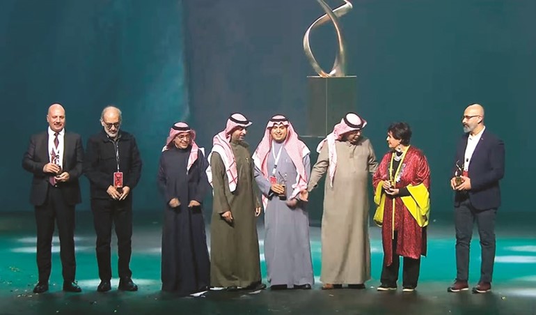 تكريم أعضاء لجنة تحكيم المهرجان