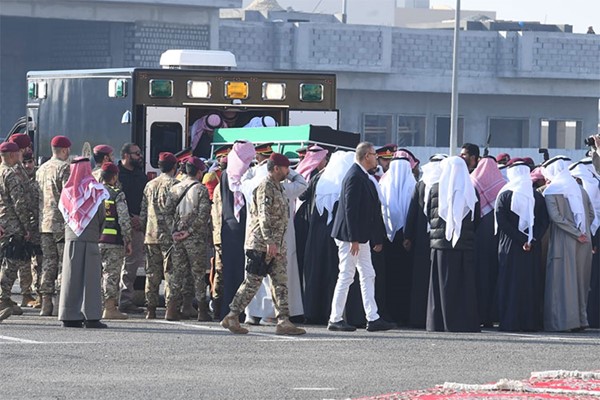 ثرى الكويت يواري جثمان الأمير الراحل الشيخ نواف الأحمد