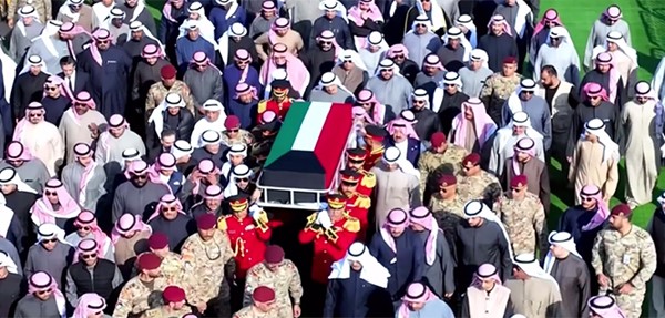ثرى الكويت يواري جثمان الأمير الراحل الشيخ نواف الأحمد