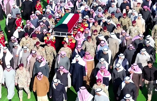 ثرى الكويت يواري جثمان الأمير الراحل الشيخ نواف الأحمد