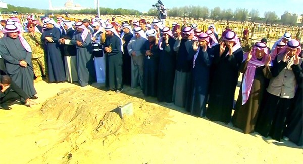 ثرى الكويت يواري جثمان الأمير الراحل الشيخ نواف الأحمد