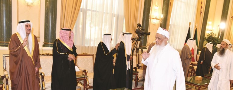أحد أعضاء الوفد المرافق لنجل سلطان البهرة يعزي الشيوخ مبارك الجابر ودعيج الخليفة ود. سالم الجابر وأحمد الحمود