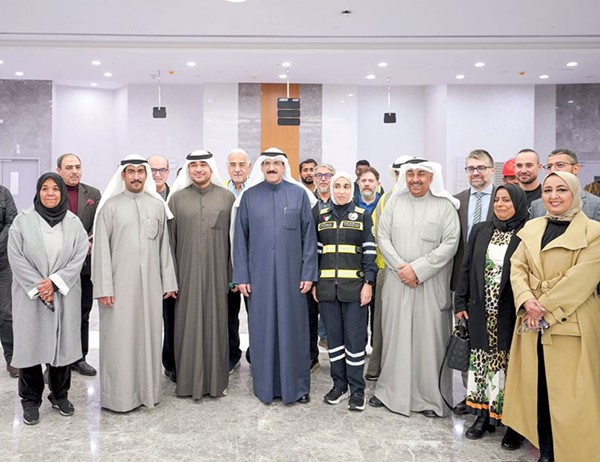 د. جاسم الأستاد مع طاقم العمل في المستشفى