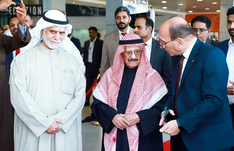 فيصل بدر الساير ومحمد ناصر الساير وايلي اندراوس خلال جولة في المعرض