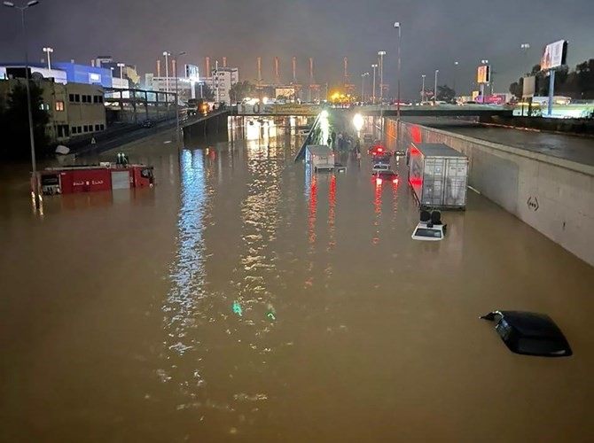 سيول في منطقة نهر بيروت أدت إلى غرق السيارات بسبب تساقط الأمطار بكثافة (محمود الطويل)