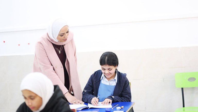 أنوار الحمدان في حديث مع إحدى الطالبات