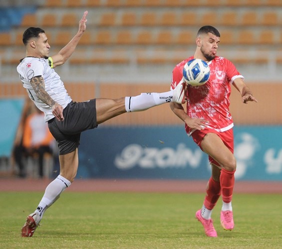 مهاجم الفحيحيل فيتور دا سيلڤا يحاول المرور من لاعب خيطان البرازيلي بيريرا