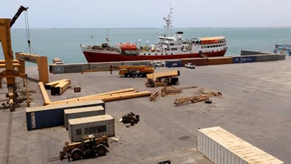 انفجاران قرب سفينة كانت تبحر غرب ميناء الحديدة اليمني