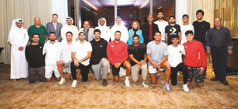 الشيخ أحمد الجابر مع اللاعبين ومسؤولي الاتحاد العربي وضيوف البطولة