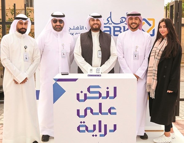 فريق العلاقات العامة في البنك خلال رعايته بطولة البادل لذوي الاحتياجات الخاصة