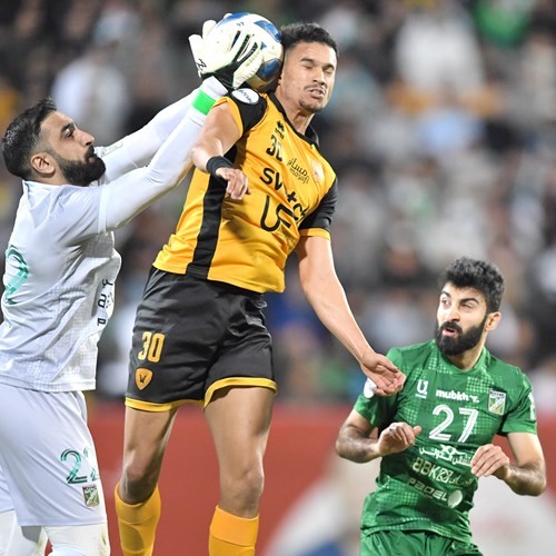 سليمان عبدالغفور يسيطر على الكرة قبل المهاجم يوسف بن سودة