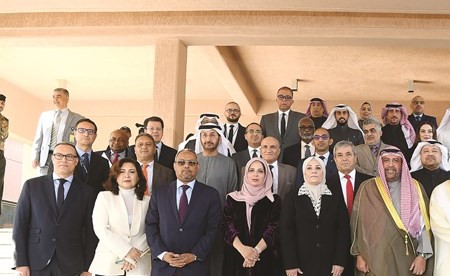 الشيخ أحمد الفهد ود.عبدالله الشامي ود.أشرف العربي ود.وليد عبد مولاه وعدد من حضور الاجتماع في لقطة جماعية	 (قاسم باشا)