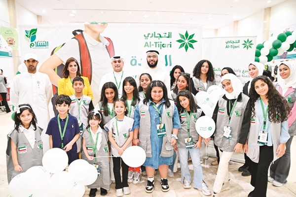 جانب من توزيع مستلزمات المدرسة للطلبة ضمن حملة ضاعف أجرك مع التجاري