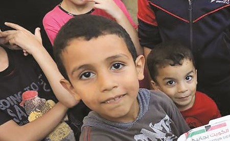 جانب من توزيع المساعدات على أهالي غزة