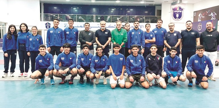 مسؤولو اتحاد المبارزة مع لاعبي منتخبي الناشئين والأشبال