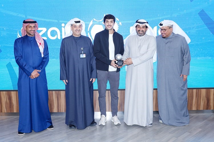 الخشتي خلال تكريم لاعب العربي بندر السلامة