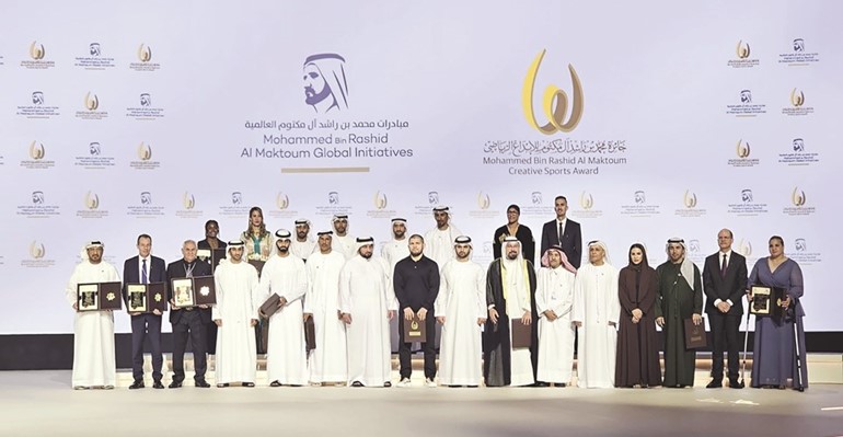 الشيخ د.طلال الفهد يتوسط الفائزين بجوائز سمو الشيخ محمد بن راشد آل مكتوم للإبداع الرياضي