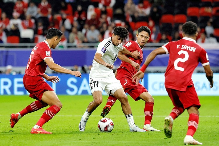 لاعب العراق علي جاسم محاصرا من لاعبي إندونيسيا