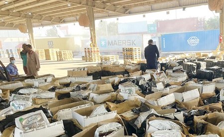 إحباط إدخال 260 ألف كيس «تنباك» عبر ميناء الشويخ! شاهد الصور 2 1221130 2