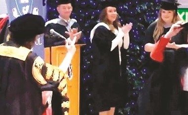 جدة تتخرج في الجامعة بعد 60 عاماً من بدء الدراسة - صورة 2 1221202 1