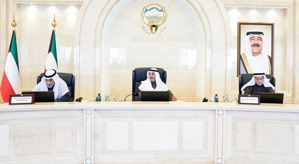 رئيس مجلس الوزراء سمو الشيخ د. محمد الصباح مترئسا الاجتماع التشاوري للمجلس أمس بحضور الشيخ فهد اليوسف ود. عماد العتيقي