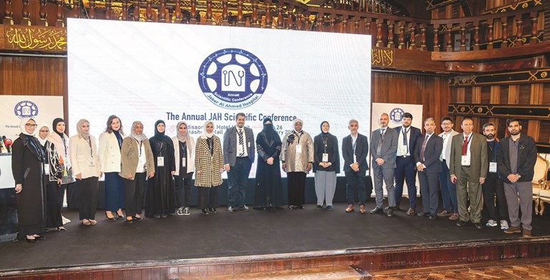 د.هدى الصحاف ود.ثامر العيسى ود.نوال العتيبي ود.هدى البالول مع المشاركين في المؤتمر