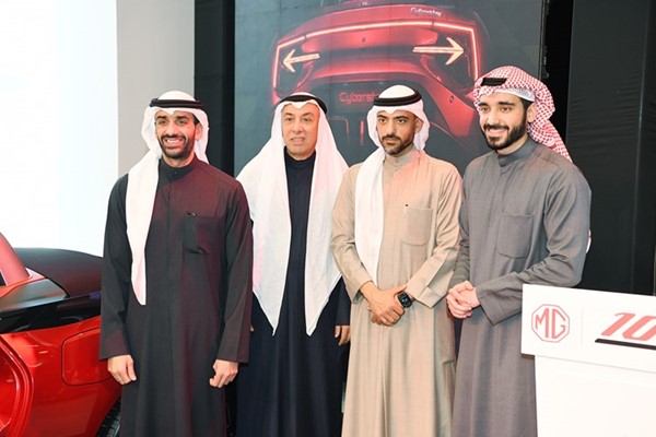 من اليمين أحمد عادل الغانم ومرزوق عادل الغانم وعادل يعقوب الغانم وناصر عادل الغانم
