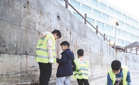 الأطفال خلال المشاركة في تنظيف شاطئ الكوت(ريليش كومار)