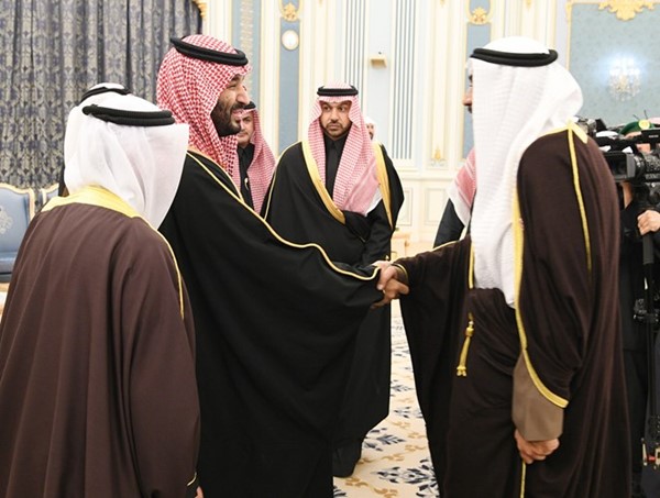 صاحب السمو الملكي الأمير محمد بن سلمان مصافحا سمو الشيخ صباح الخالد