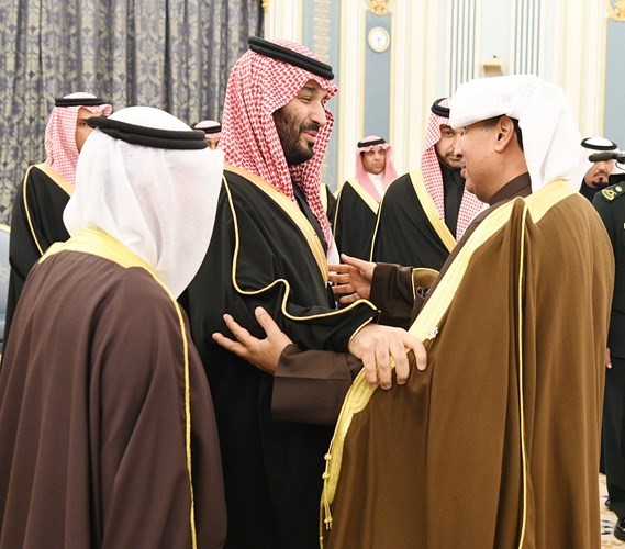 صاحب السمو الملكي الأمير محمد بن سلمان مصافحا الشيخ حمد جابر العلي