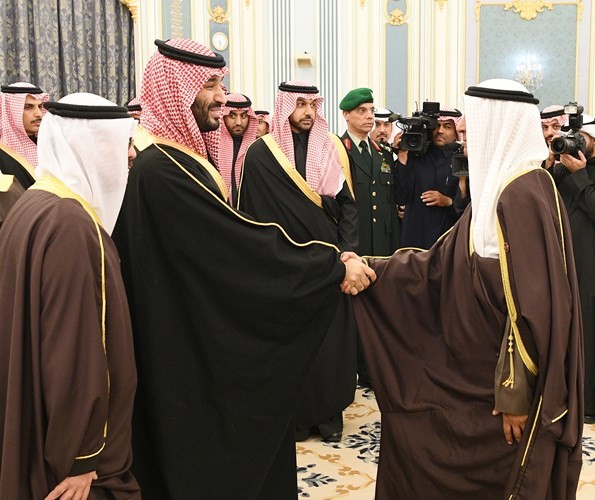 صاحب السمو الملكي الأمير محمد بن سلمان مصافحا الفريق جمال الذياب