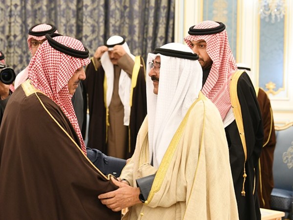 صاحب السمو الأمير الشيخ مشعل الأحمد مصافحا صاحب السمو الملكي الأمير متعب بن عبدالله