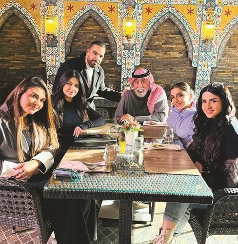 عثمان الشطي مع عدد من نجوم بطن وظهر 2