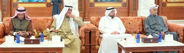 رئيس التحرير الزميل يوسف خالد المرزوق متوسطا الزملاء وليد النصف والشيخ صباح المحمد وسامي النصف