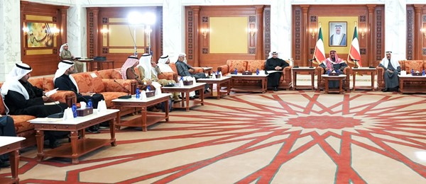 سمو الشيخ د.محمد الصباح خلال اللقاء مع رؤساء تحرير الصحف المحلية