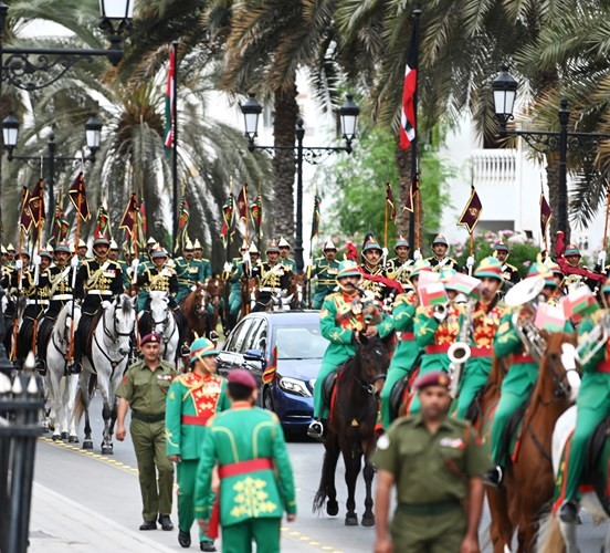 فرسان الخيالة السلطانية وخيالة الحرس السلطاني ترافق موكب صاحب السمو